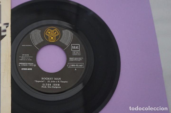 Discos de vinilo: VINILO 7 SINGLE - ELTON JOHN / ROCKET MAN - Foto 3