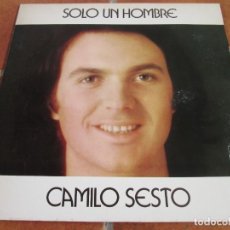 Discos de vinilo: CAMILO SESTO - SOLO UN HOMBRE. LP EDICIÓN 12” ESPAÑOLA 1972. CARPETA ABIERTA. MUY BUEN ESTADO. Lote 361418475