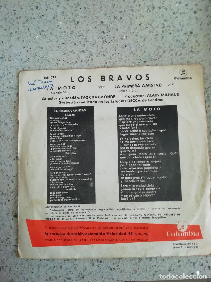 Discos de vinilo: Single los bravos la moto - Foto 2