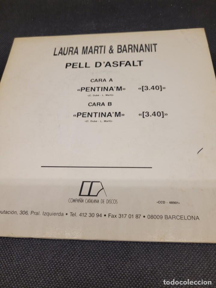Discos de vinilo: Single en vinilo del disco Pell dAsfalt de Laura Mart&iacute; & Barnanit - Foto 2
