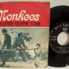 Discos de vinilo: THE MONKEES - I'M A BELIEVER / STEPPIN' STONE - SINGLE - 1967 - SPAIN. Lote 363053610