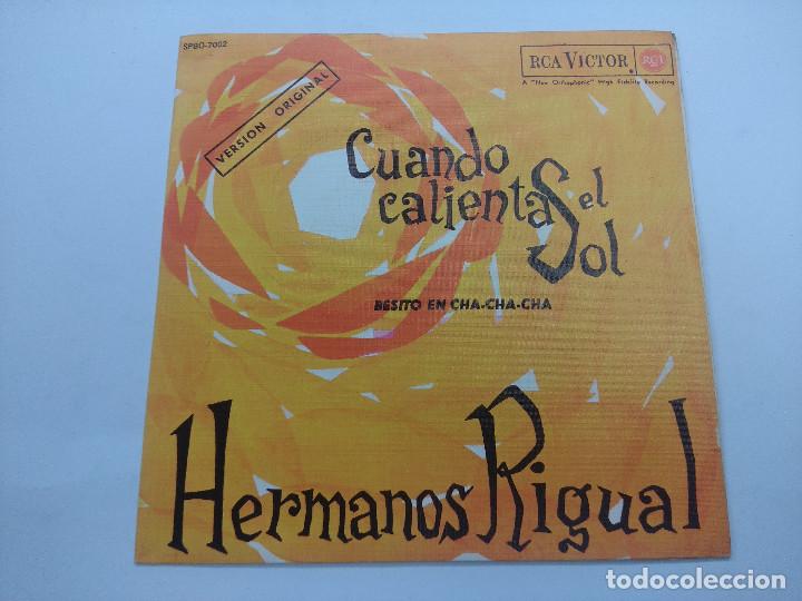 Discos de vinilo: LOS HERMANOS RIGUAL/CUANDO CALIENTA EL SOL/SINGLE. - Foto 1