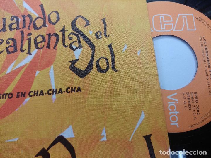 Discos de vinilo: LOS HERMANOS RIGUAL/CUANDO CALIENTA EL SOL/SINGLE. - Foto 2