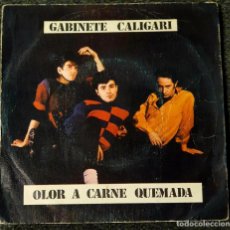 Discos de vinilo: GABINETE CALIGARI - 7” SPAIN 1982 OLOR A CARNE QUEMADA - TRES CIPRESES - MOVIDA - ALASKA. Lote 363573700