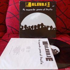 Discos de vinilo: MALEVAJE VA CAYENDO GENTE AL BAILE VINILO LP 1993 CON ENCARTE. Lote 364134086
