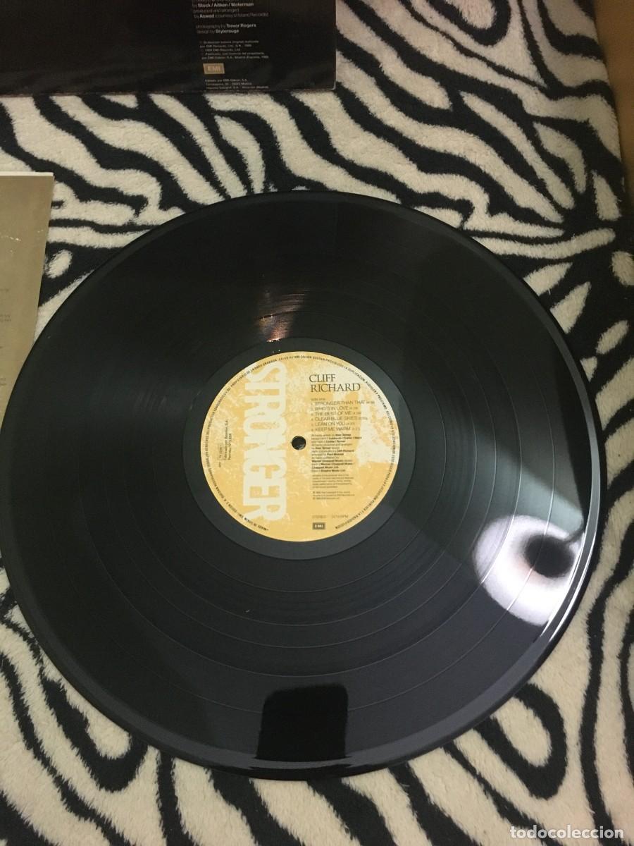 Discos de vinilo: Cliff Richard &lrm;&ndash; Stronger - Foto 4