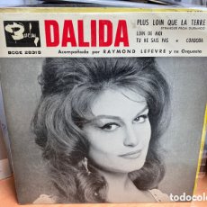 Discos de vinilo: DALIDA ACOMPAÑADA POR RAYMOND LEFÈVRE Y SU ORQUESTA - PLUS LOIN QUE LA TERRE (7”, EP, TRI). Lote 365592911