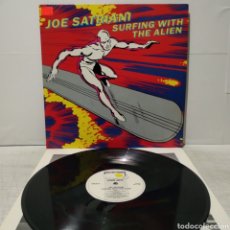 Discos de vinilo: JOE SATRIANI - SURFING WITH THE ALIEN 1987 UK CON ENCARTE. Lote 365755526