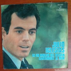 Discos de vinilo: DISCO DE VINILO SINGLE JULIO IGLESIAS EN UN RINCÓN DEL DESVÁN. CANTÁNDOLE AL MAR. VINYL COLUMBIA. Lote 365911971