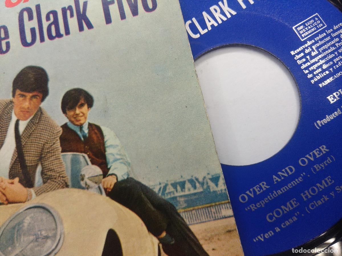 Discos de vinilo: THE DAVE CLARK FIVE/OVER AND OVER/SINGLE. - Foto 2