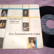 Discos de vinilo: THE BOOMTOWN RATS-DIAMOND SMILES/DIAMOND SONRIE-SINGLE VINILO 7”-. Lote 369366186