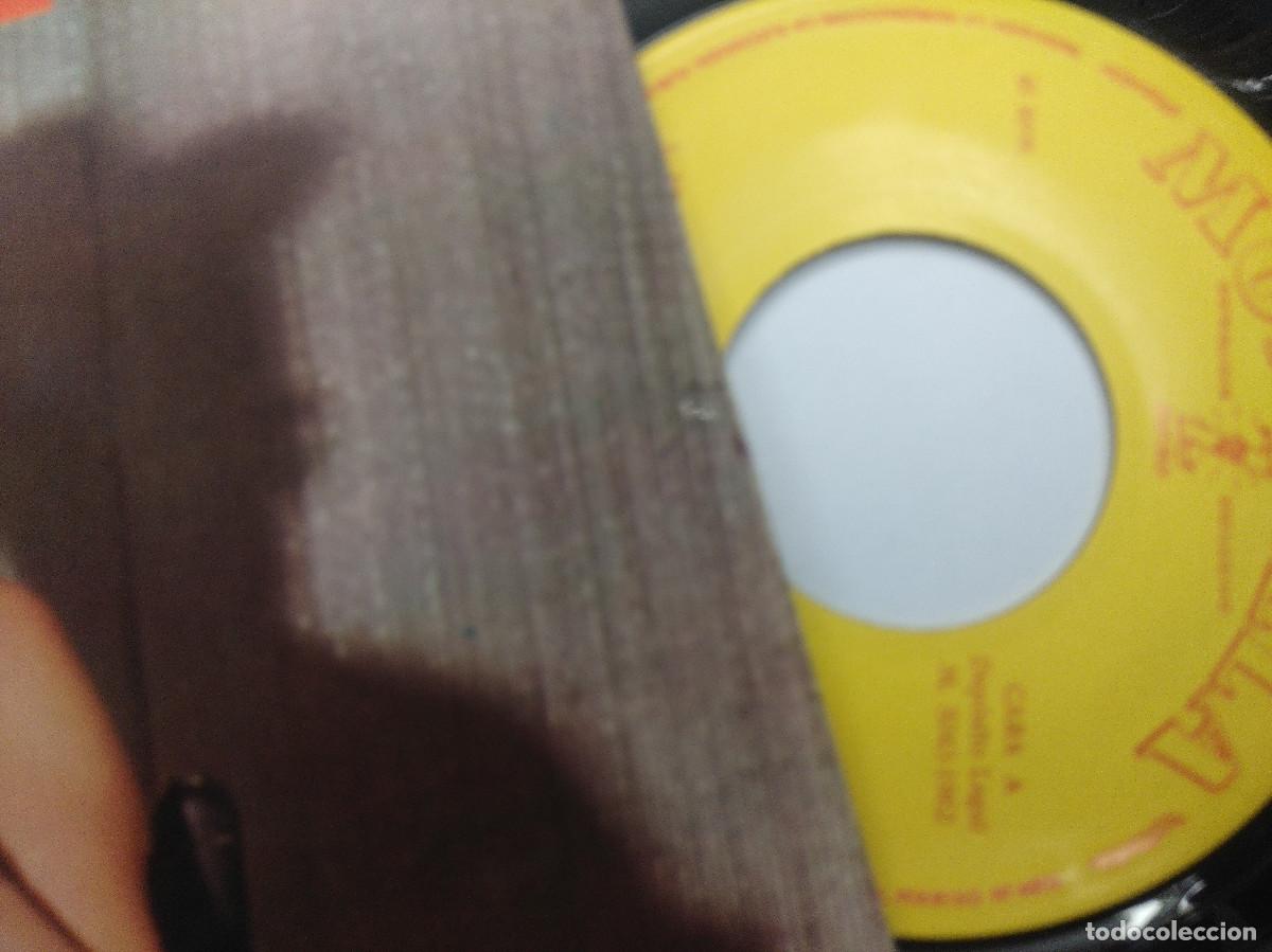Discos de vinilo: MIKAELA/SEVILLANAS DEL ALOSNO/SINGLE. - Foto 2