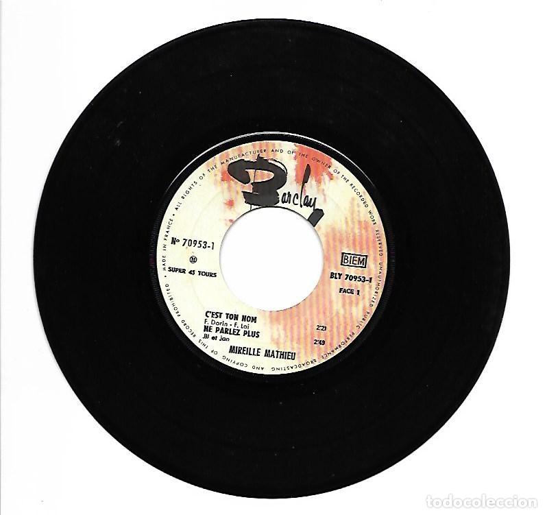 Discos de vinilo: MIREILLE MATHIEU - CEST TON NOM / NE PARLEZ PLUS / ILS SEMBRASSAIENT / MON CREDO - Foto 2