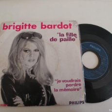 Discos de vinilo: BRIGITTE BARDOT-SINGLE LA FILLE DE PAILLE. Lote 377027429