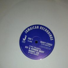 Discos de vinilo: SINGLE 10” 45 RPM - SLY & ROBBIE MEET BUNNY LEE AT DUB STATION - JAMAICAN RECORDINGS 2002. Lote 379807064