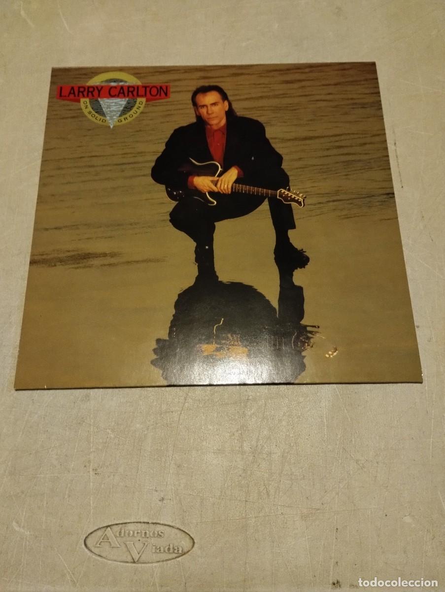 Discos de vinilo: Larry Carlton LP On Solid Ground Ger.1989 - Foto 1