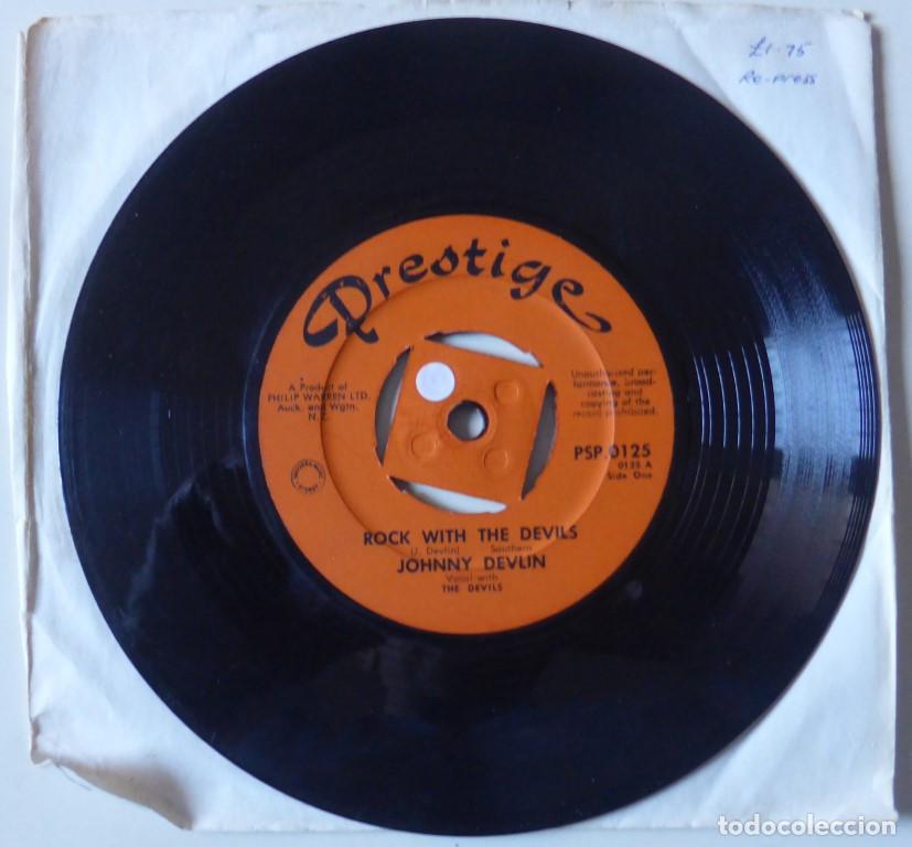 Discos de vinilo: Johnny Devlin with The Devils. Devils rock/ Rock with the Devil. Prestige, Nueva Zelanda 1958 single - Foto 2