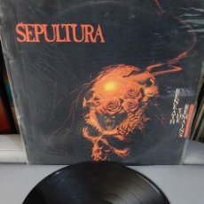 Discos de vinilo: SEPULTURA ”BENEATH THE REMAINS” REMASTERIZADO ROADRACER RECORDS – RO9511-1 EUROPA 1990 LP. Lote 385185484