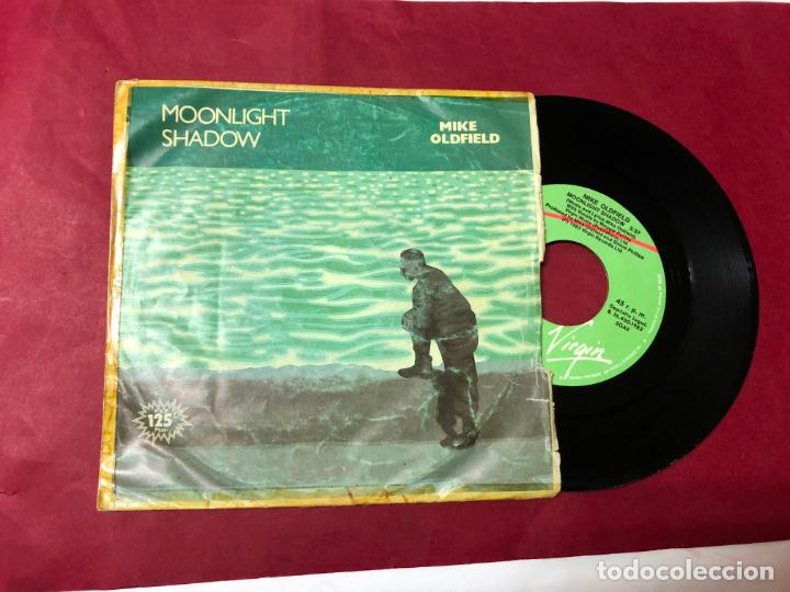 Discos de vinilo: DISCO SINGLE MIKE OLDFIELD MOONLIGHT SHADOW, 1983 - Foto 2