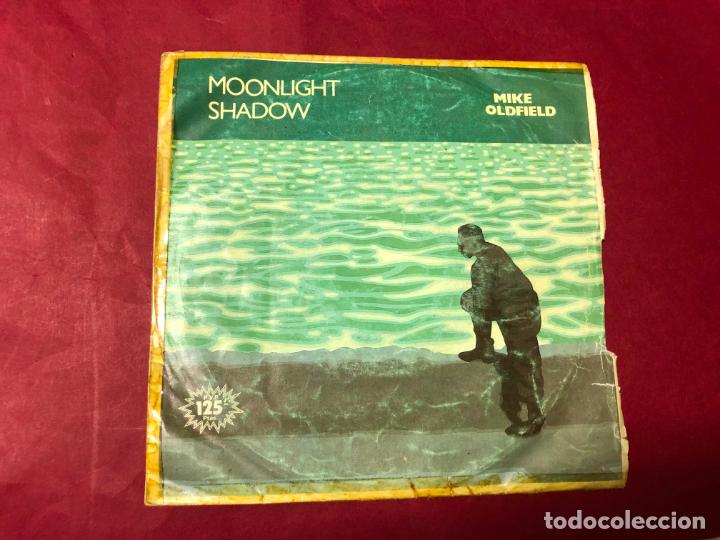 Discos de vinilo: DISCO SINGLE MIKE OLDFIELD MOONLIGHT SHADOW, 1983 - Foto 1