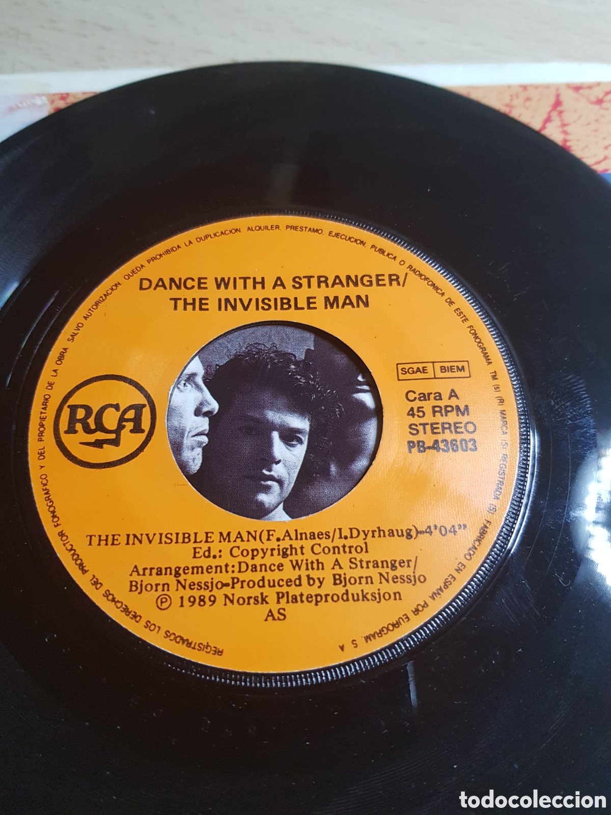 Discos de vinilo: Single 7&rdquo; Dance With Stranger 1989 The invisible man. - Foto 3