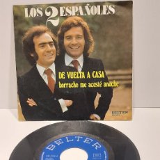 Discos de vinilo: LOS 2 ESPAÑOLES / DE VUELTA A CASA / SINGLE-BELTER-1976 / MBC. ***/***. Lote 392329184