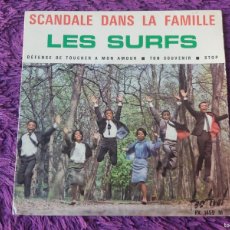Discos de vinilo: LES SURFS – SCANDALE DANS LA FAMILLE, VINYL 7” EP 1965 FRANCE FX 1459. Lote 397177164