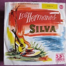 Discos de vinilo: LOS HERMANOS SILVA - LA FLOR DE LA CANELA/CUANDO TU ME QUIERAS/YO VENDO UNOS OJOS NEGROS + 1. Lote 402054004