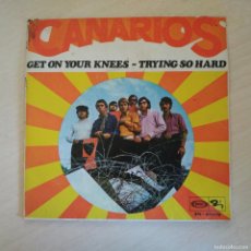 Discos de vinilo: CANARIOS - GET ON YOUR KNEES / TRYING SO HARD - SINGLE DE 1968. Lote 402233939