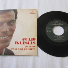 Discos de vinilo: JULIO IGLESIAS - YO CANTO / TENÍA UNA GUITARRA. SINGLE, ED ESPAÑOLA 7” DE 1969. MAGNÍFICO ESTADO. Lote 402240854