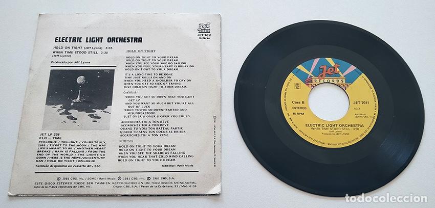 Discos de vinilo: VINILO SINGLE DE ELECTRIC LIGHT ORCHESTRA. HOLD ON TIGHT. 1981. - Foto 2