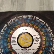 Discos de vinilo: SINGLE 7”. ZZ TOP. ”SHARP DRESSED MAN - I GOT THE SIX ”. EDICION UK. 1983. WARNER BROS RECORDS.. Lote 402504304