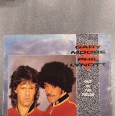 Discos de vinilo: SINGLE 7”. GARY MOORE-PHIL LYNOTT. ”OUT IN THE FIELDS”.PRIMERA EDICION 1985. UK. 10 RECORDS.. Lote 402508819