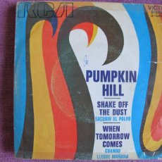 Discos de vinilo: PUMPKIN HILL - SHAKE OFF THE DUST / WHEN TOMORROW COMES (SINGLE PROMO ESPAÑOL, RCA 1971). Lote 403290154
