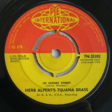 Discos de vinilo: HERB ALPERT'S TIJUANA BRASS, SOUTH OF THE BORDER, PYE INTERNATIONAL 7N.25282, UK. Lote 403344324