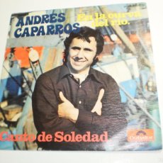Discos de vinilo: SINGLE ANDRÉS CAPARRÓS. EN LA CURVA DEL RÍO. CANTO DE SOLEDAD. POLYDOR 1976 SPAIN (SEMINUEVO). Lote 403413949