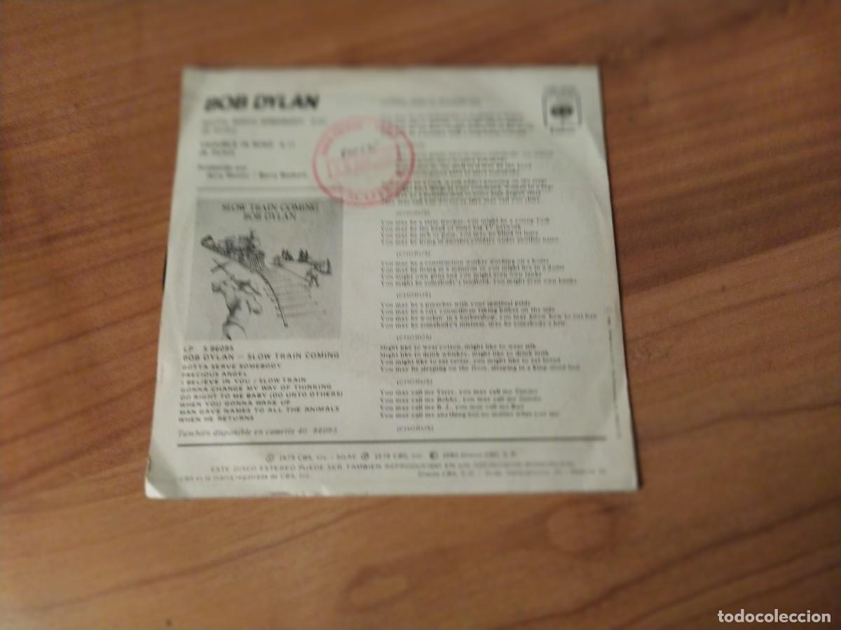 Discos de vinilo: Bob Dylan single promocional.1979 tendr&aacute;s que servir a algien - Foto 2