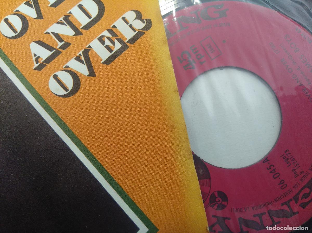 Discos de vinilo: THE JAMES BOYS/OVER AND OVER/SINGLE. - Foto 2