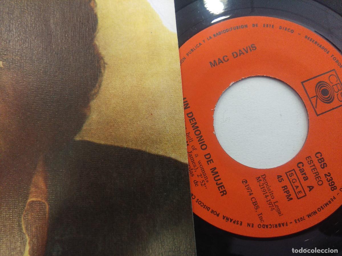 Discos de vinilo: MAC DAVIS/UN DEMONIO DE MUJER/SINGLE. - Foto 2