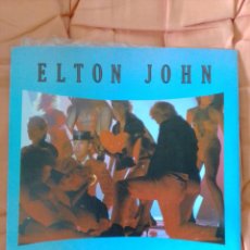 Discos de vinilo: ELTON JOHN. WHO WEARS THESE SHOES. SINGLE. FONOGRAM, 1984.