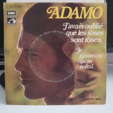 Discos de vinilo: C1 - ADAMO ”J'AVAIS OUBLIÉ QUE LES ROSES SONT ROSES / JE N'OUVRIRAI QU'AU SOLEIL - SINGLE AÑO 1972