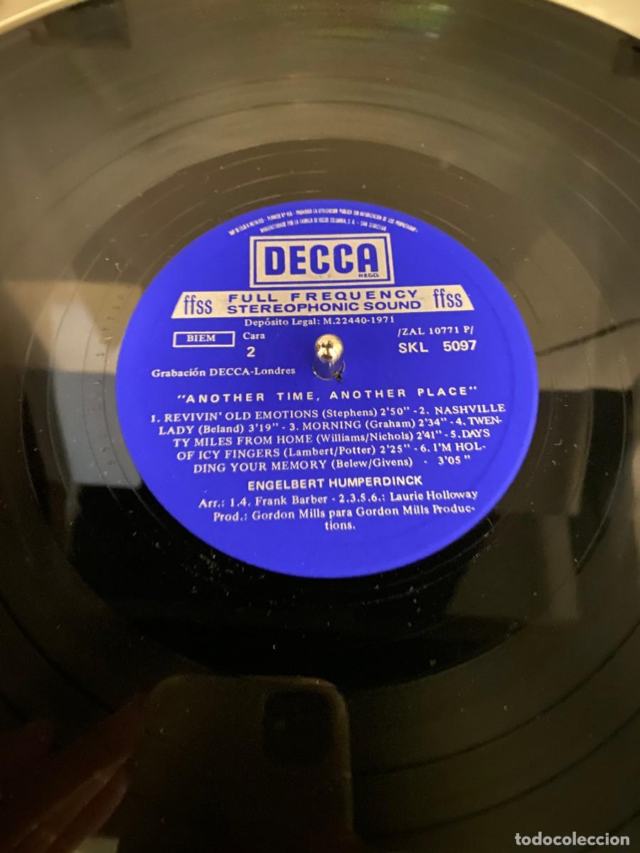Discos de vinilo: ENGELBERT HUMPERDINCK ANOTHER TIME ANOTHER PLACE VINILO - Foto 3