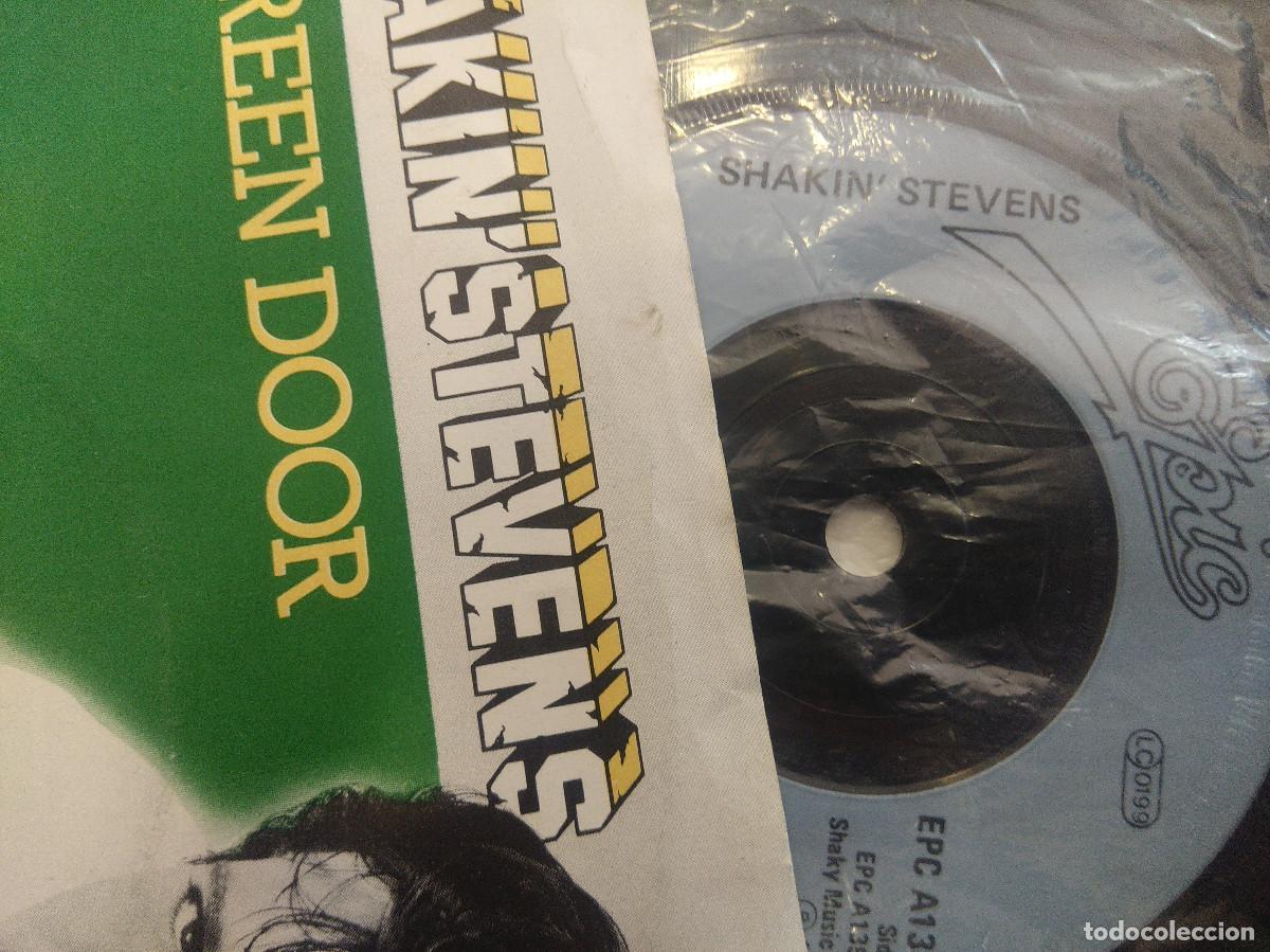 Discos de vinilo: SHAKIN STEVENS/GREEN DOOR/SINGLE. - Foto 2