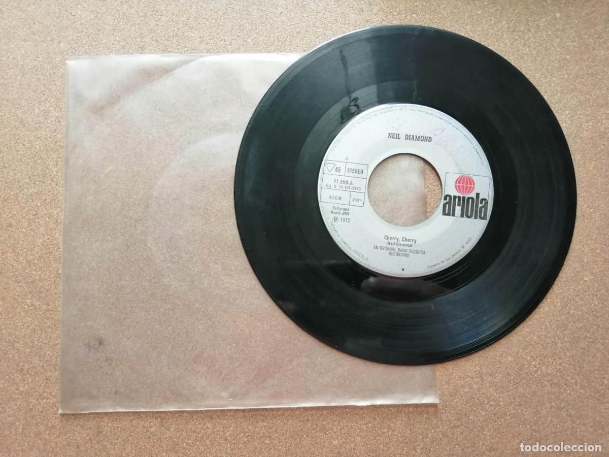 Discos de vinilo: DISCO SINGLE. NEIL DIAMOND (CHERRY CHERRY - SOLITARY MAN) - Foto 1