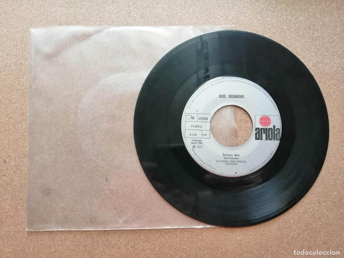 Discos de vinilo: DISCO SINGLE. NEIL DIAMOND (CHERRY CHERRY - SOLITARY MAN) - Foto 2