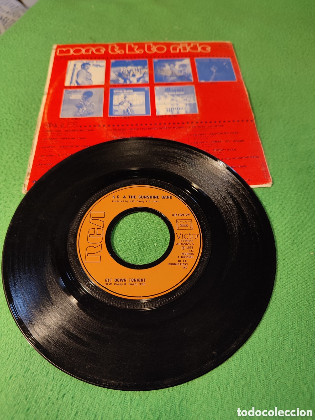 Discos de vinilo: K.C.& The Sunshine Band - Get down tonight - Foto 2