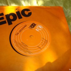 Discos de vinilo: THE JACKSONS. SHOW YOU THE WAY TO GO / BLUES AWAY. EPIC, 1976. UK. GENERICO. IMPECA(#)
