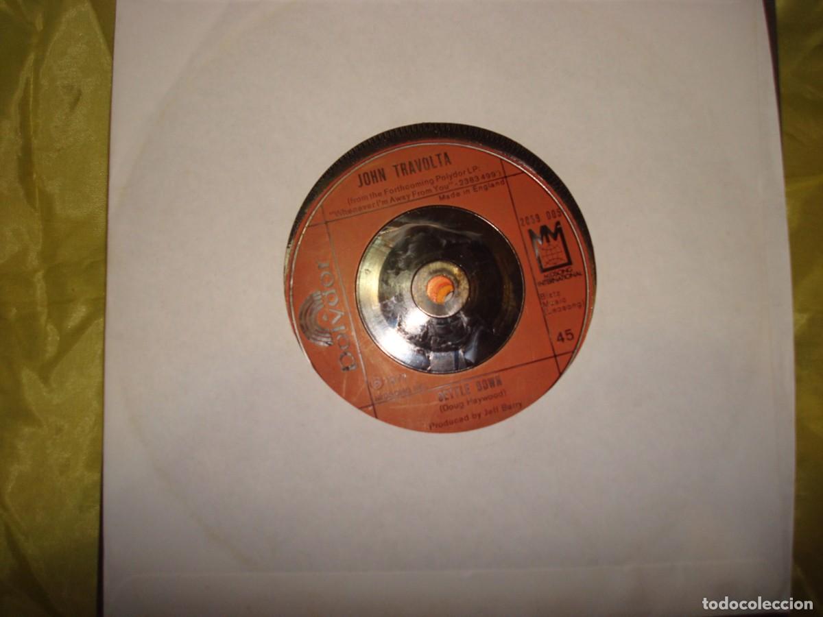 Discos de vinilo: JOHN TRAVOLTA. SETTLE DOWN / WHENEVER I&acute;M AWAY FROM YOU. POLYDOR, 1977. ED. UK. - Foto 1