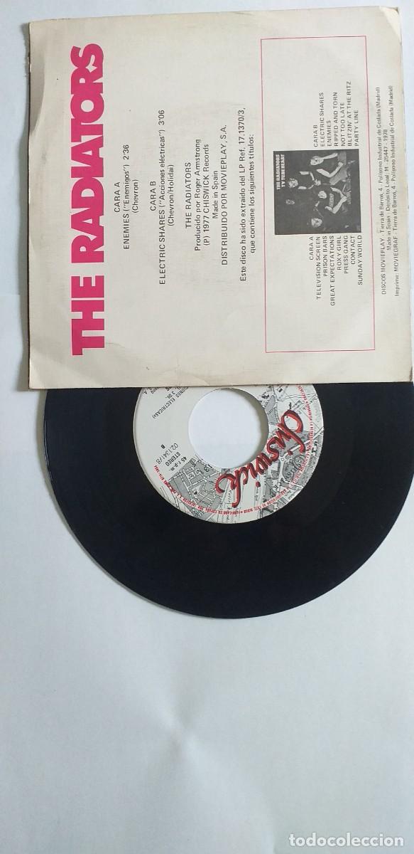 Discos de vinilo: THE RADIATORS ENEMIGOS SINGLE 1977 - Foto 2