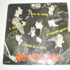 Discos de vinilo: SINGLE LOS MUSTANG. RITMO DEL SILENCIO. GRAN FLAMINGO. SUBMARINO AMARILLO.VERANO. EMI 1966